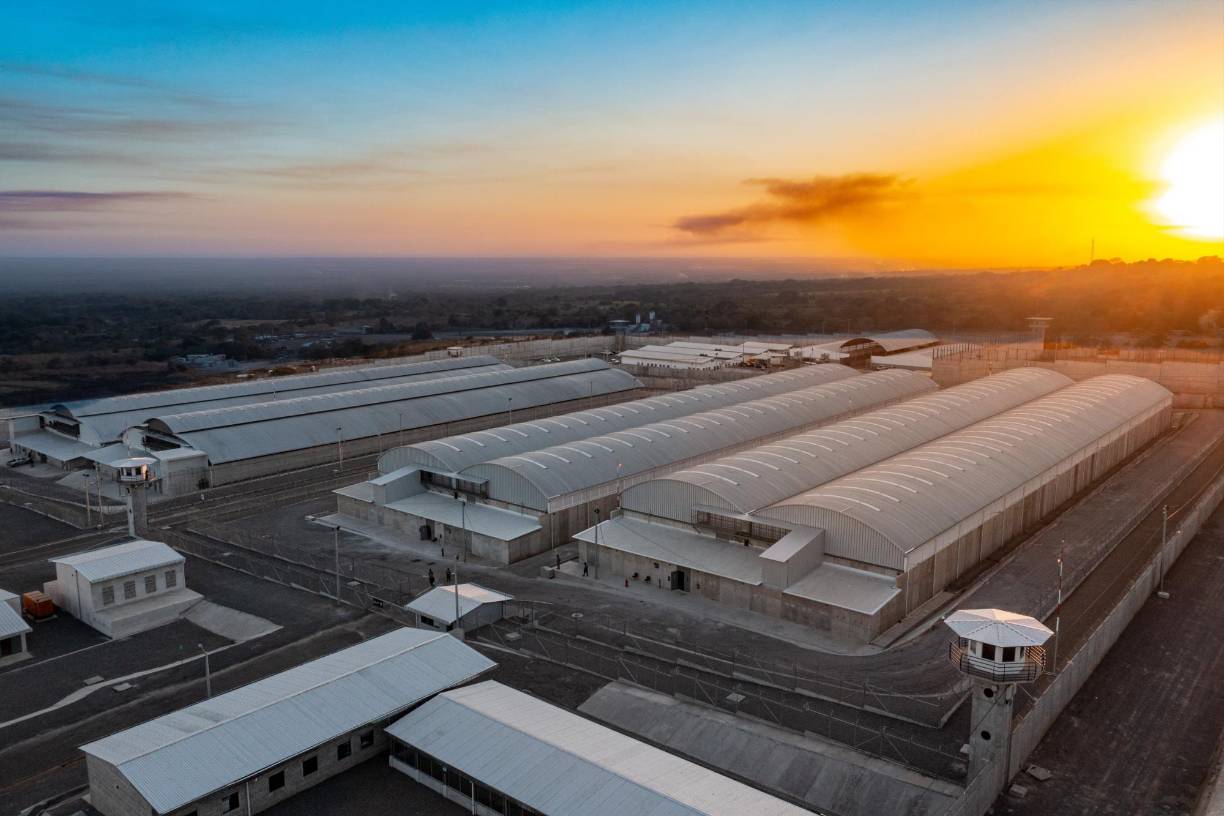 El predio de 166 hectáreas tiene una decena de pabellones que ocupan 23 hectáreas, explicó el ministro de Obras Públicas, Romeo Rodríguez, en una cadena nacional de radio y televisión.