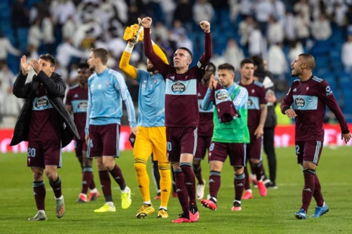 Los jugadores del Celta celebrando el empate en el Bernabéu al final del partido.