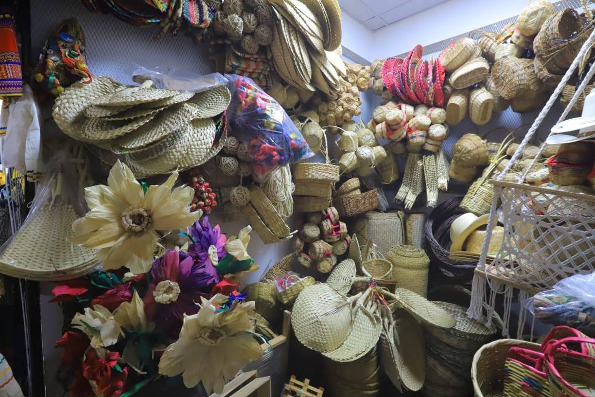  Canastas, sombreros y abanicos de mimbre que se pueden encontrar desde 80 a 250.