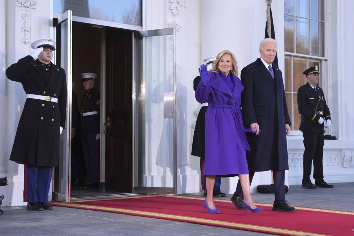 Tanto <b>Joe Biden</b> como su mujer, <b>Jill</b>, han recibido a Donald y Melania Trump en la entrada de la Casa Blanca, ambos vestidos con looks de <b>Ralph Lauren</b>.