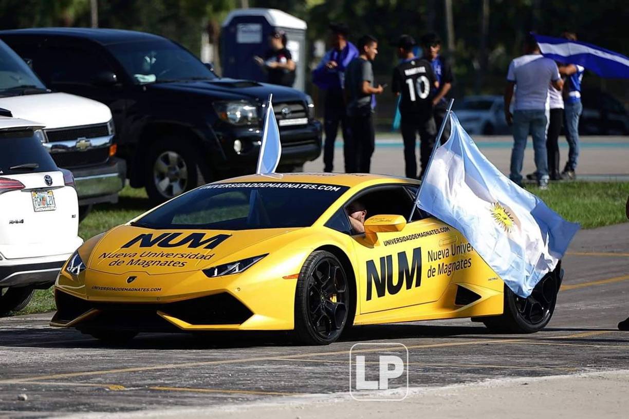 Bailes, carne asada, manta de Maradona y hasta un Lamborghini: las fotos del ambientazo en el Argentina-Honduras