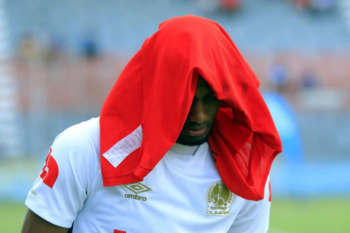 Jerry Bengtson salió de cambio y se puso el peto en la cabeza.