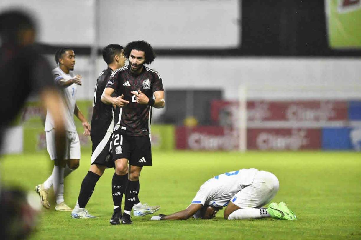 ‘Chino‘ Huerta cometió varias faltas contra los hondureños y recibió el ‘cariño‘ de la afición catracha.