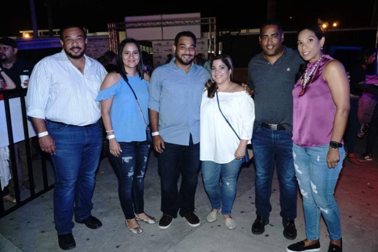 Darío Gómez, Ana Gabrie, Roberto y María José Gámez con Mario y Saira Barahona.