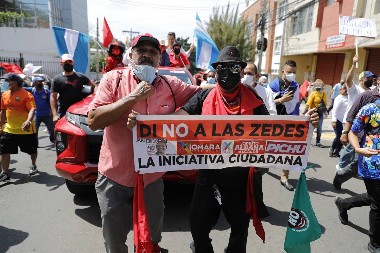 “Di no a las ZEDES”, fueron algunas de las pancartas que los partidarios de Libre cargaron en la marcha realizada en el marco de los 200 años de independencia de Honduras. 