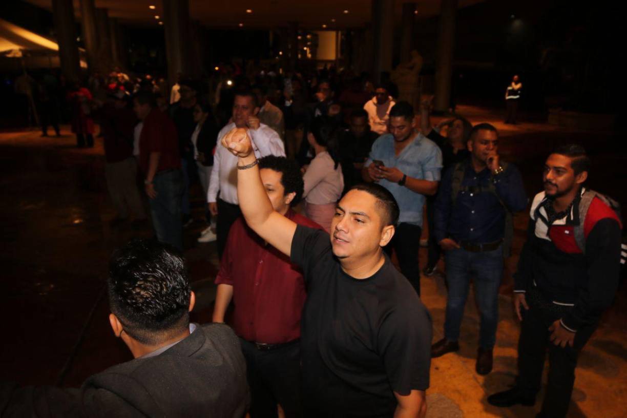 Colectivos de Libre llegaron a los bajos del Congreso Nacional a insultar a los diputados nacionalistas que no pudieron entrar al edificio legislativo.