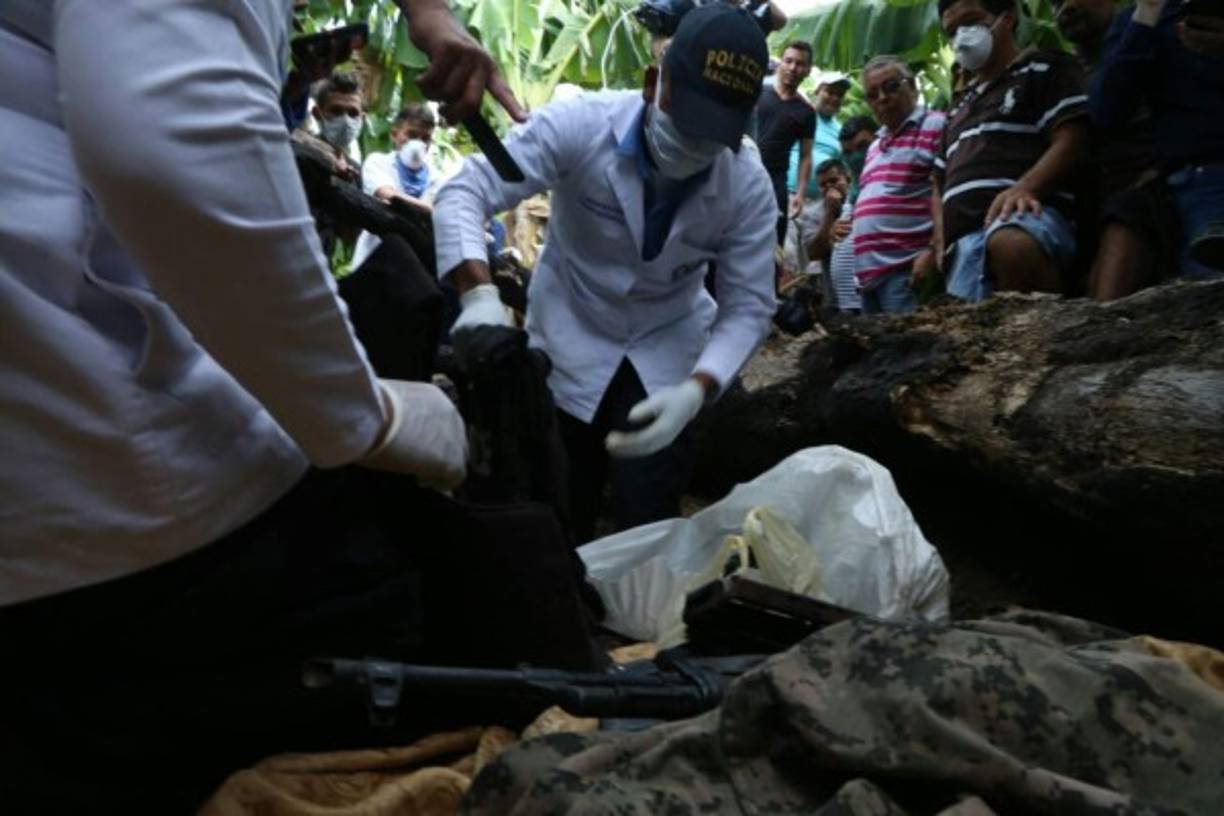 Cuatro potentes armas, entre mini Uzi y fusiles Ak-47, con sus cargados fueron encontradas en el cementerio clandestino donde este martes exhumaban varios cadáveres en el sector de La Acequia, Santa Bárbara.