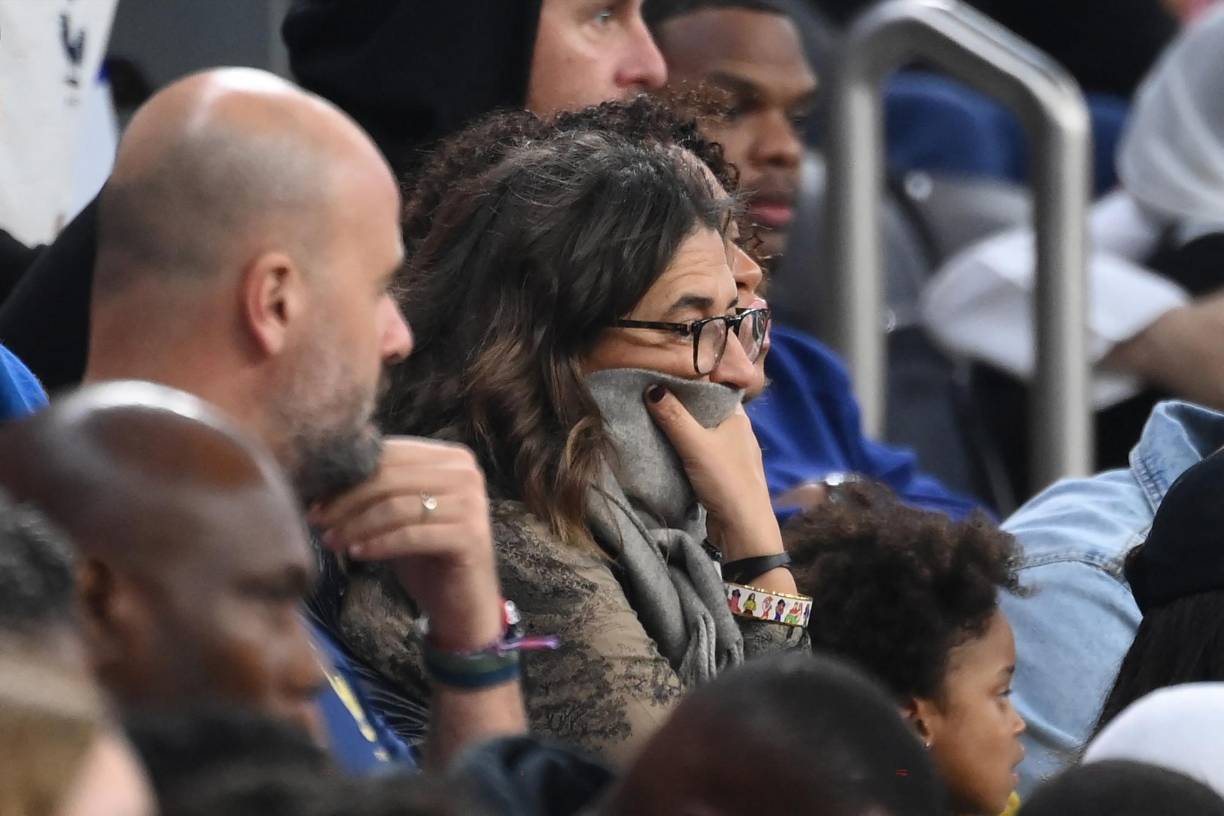 La mamá de Mbappé también estuvo apoyando desde las graderías. 