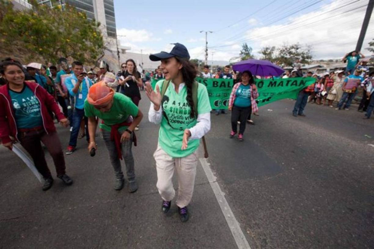 Berta Zúñiga (c), hija de la asesinada líder indígena y ambientalista Berta Cáceres, participa de una protesta junto a miembros del Consejo de Organizaciones Populares e Indígenas de Honduras (COPINH) en Tegucigalpa (Honduras), para exigir justicia por el crimen de Cáceres. Familiares, representantes de Amnistía Internacional (AI) y decenas de indígenas de la etnia lenca y afrodescendientes pidieron hoy en Tegucigalpa justicia para la ambientalista Berta Cáceres y exigieron respuestas para que el caso, casi un año después, sea esclarecido.EFE/Gustavo Amador.<br/>