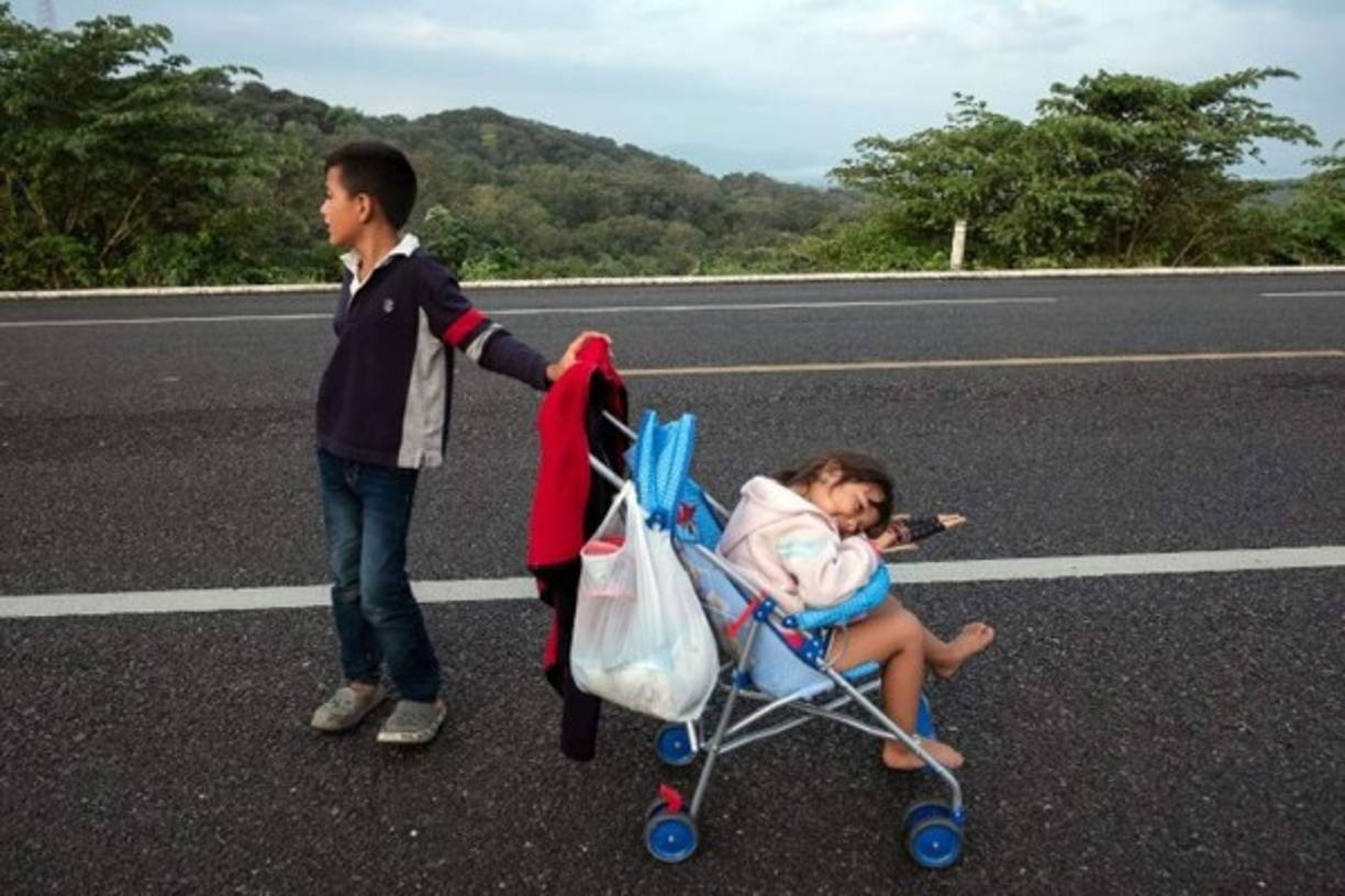 Los integrantes de la caravana de migrantes que entraron a México el 19 de octubre retomaron a pie desde las primeras horas del día las carreteras del sur del estado de Veracruz en su camino hacia Estados Unidos, luego de que los buses prometidos por las autoridades locales no llegaran al lugar.<br/>