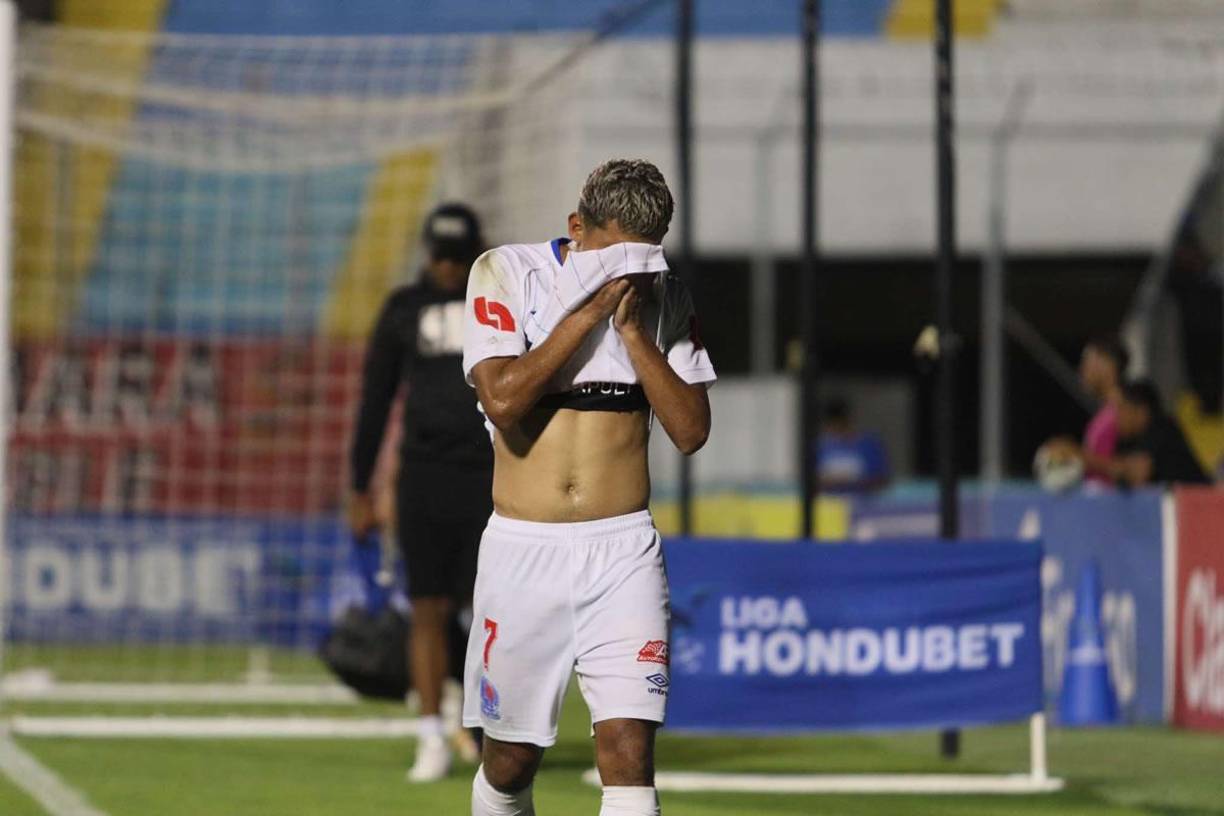 José Mario Pinto se lamenta al salir de cambio en el segundo tiempo.