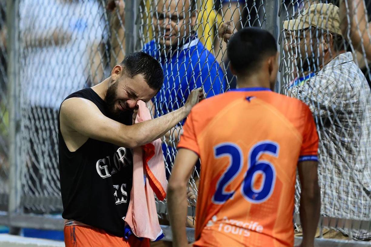 Osman Rodríguez no pudo contener el llanto y rompió a llorar frente a su pareja tras la derrota de la UPN.