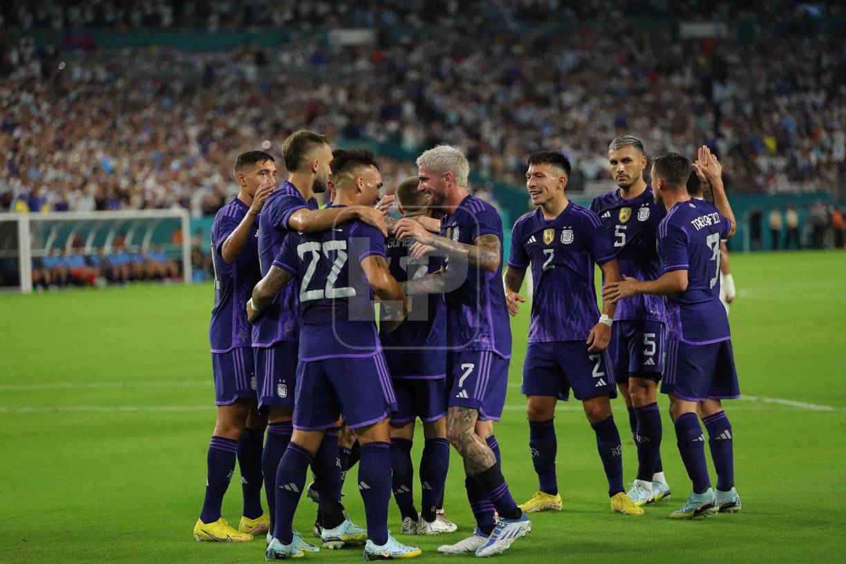 Desde la organización argentina pidieron estrictamente al restaurante que la carne estuviera bien cocida y que no se sirvieran bebidas alcohólicas para cuidar a los jugadores. Se preparó una extensa mesa especialmente para que los deportistas estuviera en un salón privado.
