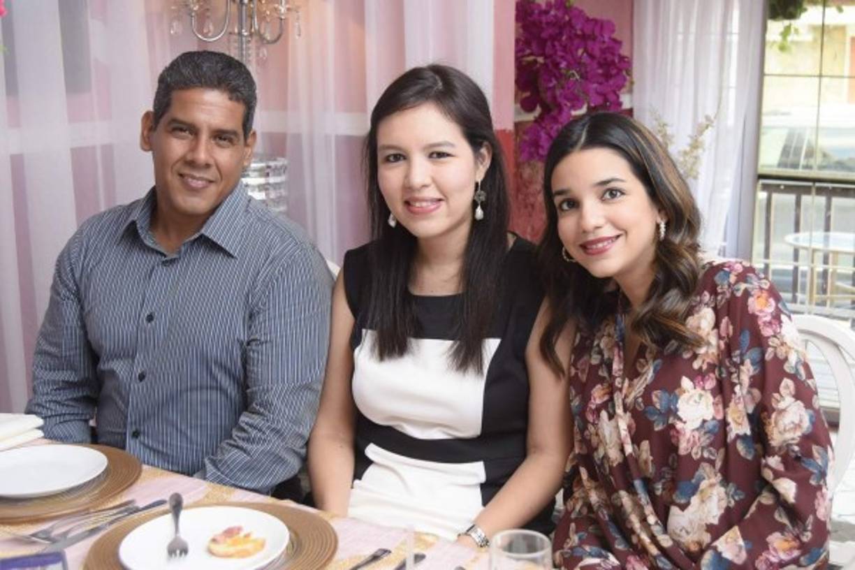 Jorge y Alejandra Herrera con Luisa Quintana.