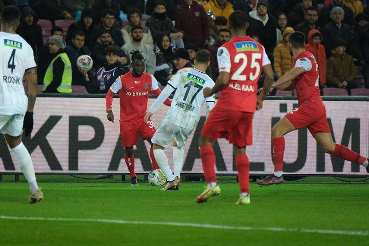 También tuvo paso por el Chelsea y en 2014 llegó como préstamo al Everton, pero en 2016 los Blues cancelaron el préstamo, por lo que se fue al Málaga en LaLiga de España.