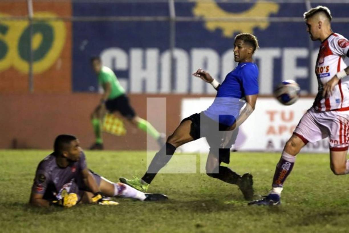 El cubano Yaudel Lahera no pudo marcarle a José Mendoza que salvó al Vida.