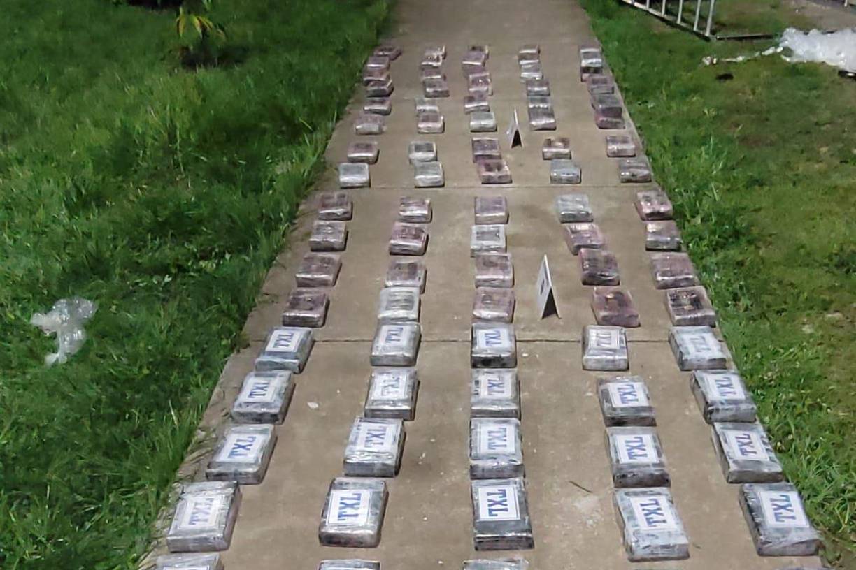 Del total de droga incautada, 63 kilos fueron hallados en un compartimiento secreto de un vehículo y 30 kilos más en un segundo auto, detalló.