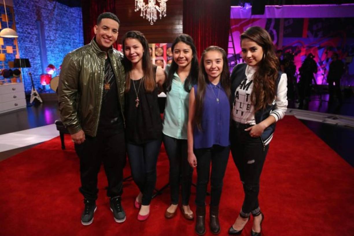 Daddy Yankee junto a Rossy Rodríguez, Samantha Ríos, María Teresa Eguino y Becky G.