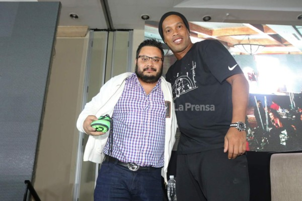 Este aficionado se quedó con unos tacos del astro brasileño en la subasta.