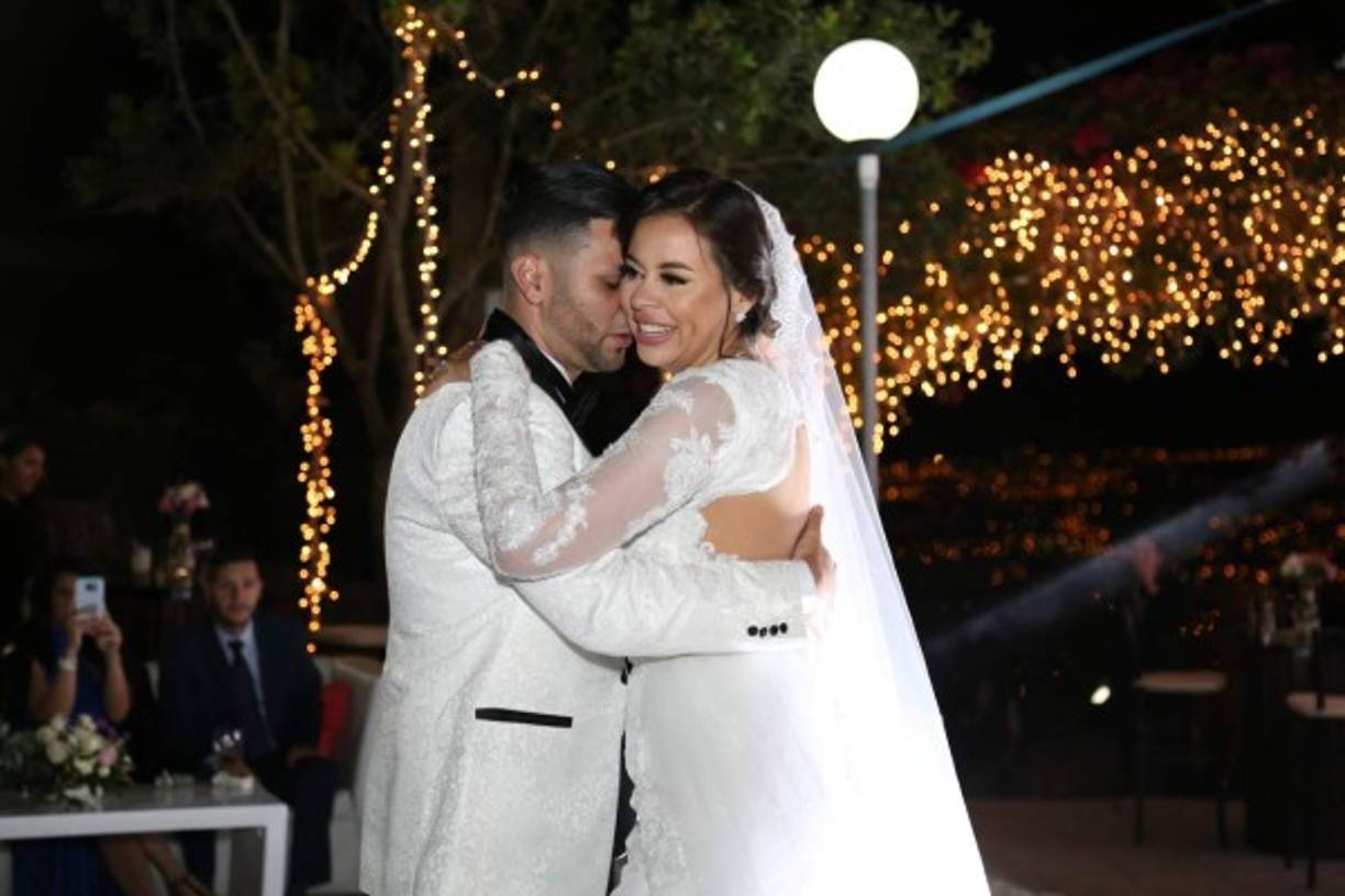 La pareja disfrutó de momentos muy emotivos durante su enlace religioso al que asistieron más de 150 invitados.
