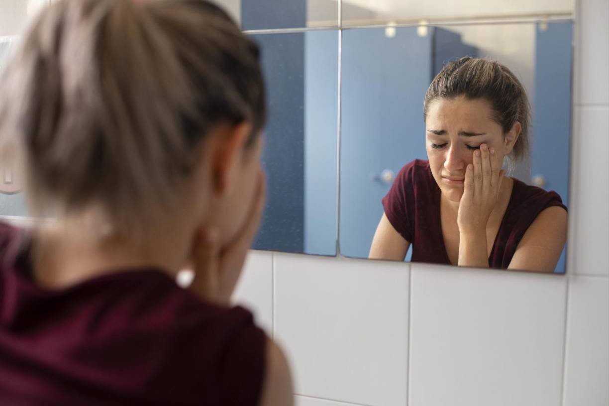 Si en esa búsqueda tienes referentes que no son reales, estamos perdidos: <b>te comparas con algo que no existe y tu nivel de exigencia es tremendo</b>”, indica Montserrat Lacalle Sisteré, profesora colaboradora de los Estudios de Psicología y Ciencias de la Educación de la UOC. Y este es uno de los grandes problemas: la nueva publicidad se cuela camuflada a través de los influentes en las redes sociales. Son personajes que publican fotos retocadísimas y tras los cuales hay, a menudo, profesionales que los visten, peinan y maquillan.