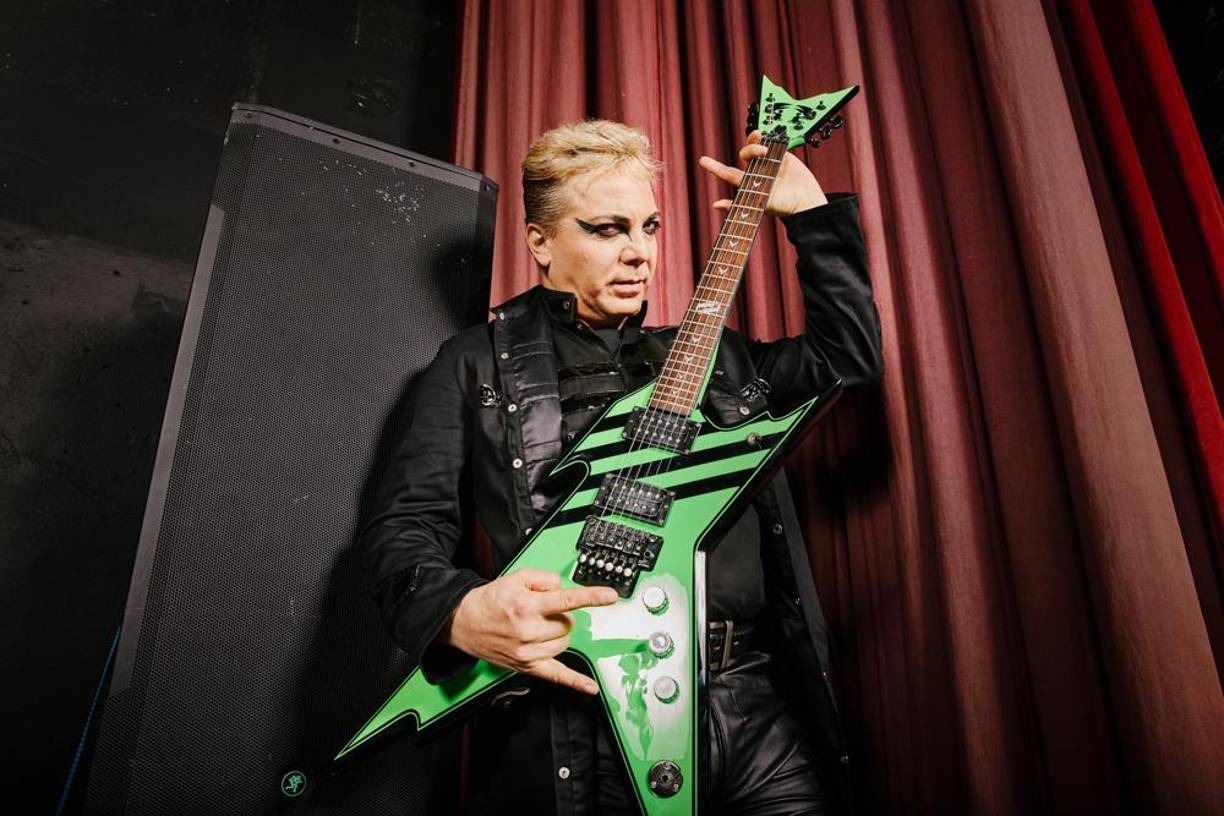 Cristian Castro explicó a Rolling Stone en español que entró al rock por el<i> Alive II </i>(1977) de <b>Kiss</b>, que en un viaje a la Argentina con su célebre mamá (la actriz<b> Verónica Castro</b>) descubrió a <b>Soda Stereo</b> y se le “dobló el cerebro”, que también tuvo su fase gótica con <b>The Cure y le gustaba el</b> glam metal.