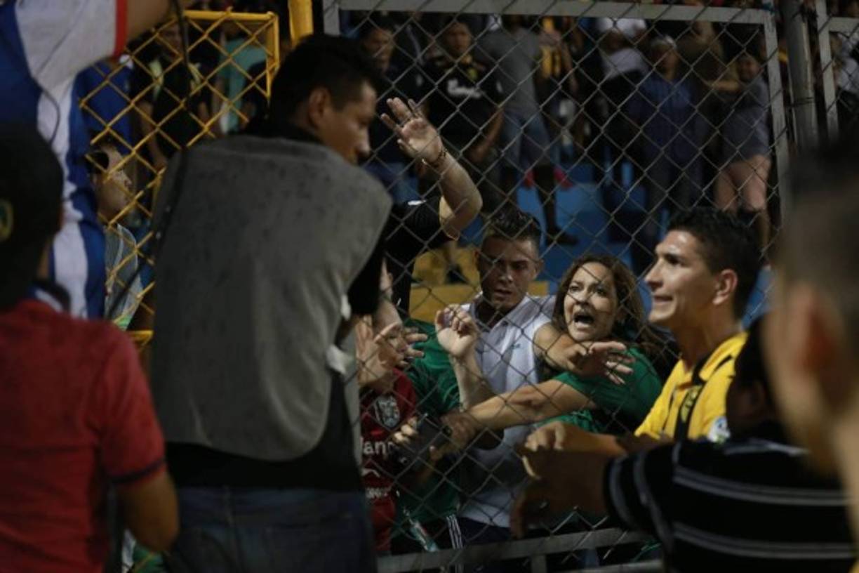 El encargado del portón en graderías tuvo que abrir para que salieran los aficionados del Marathón.