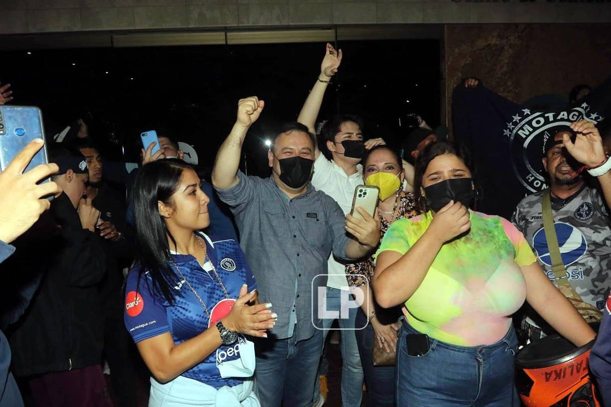 El ex diputado por el partido Liberal, Ángel Darío Banegas, es un reconocido aficionado de Motagua y no se quiso perder el banderazo.