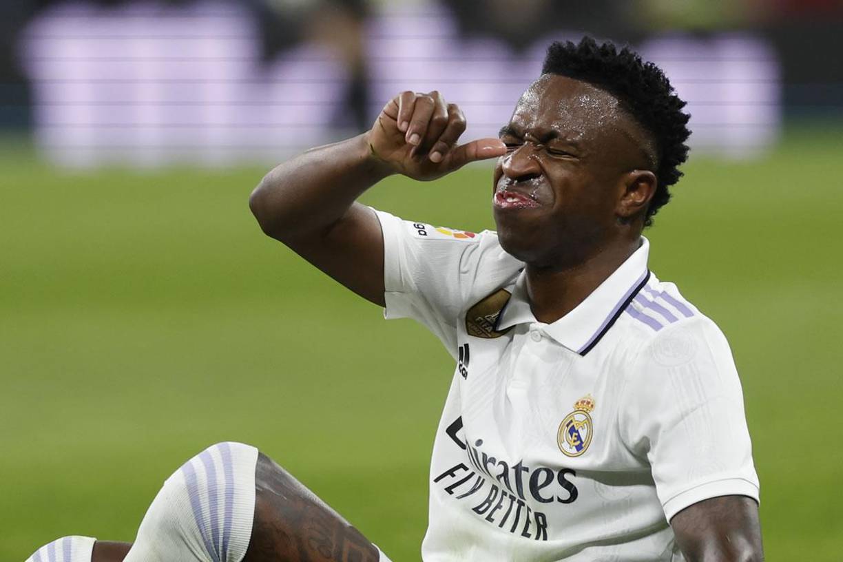 Vinicius le dio trabajo a la defensa del Atlético y varias vaces terminó en el suelo.