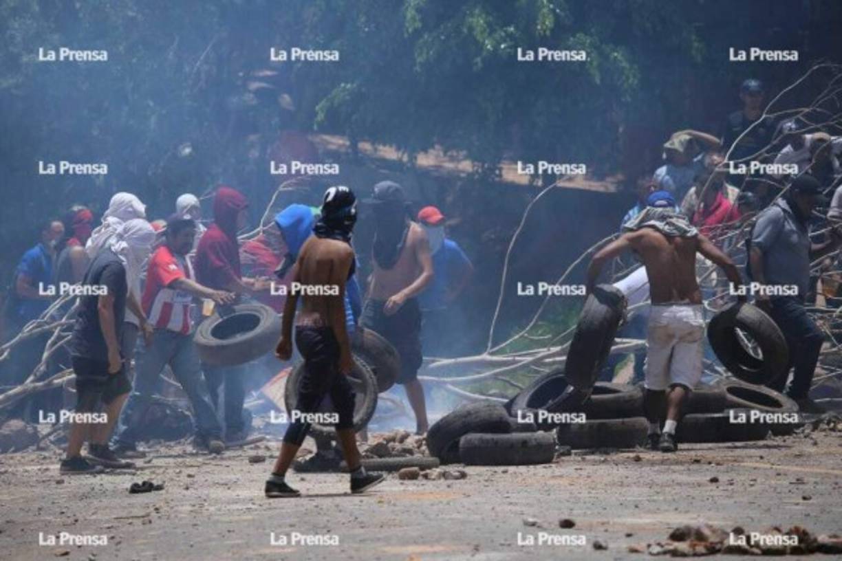 Un grupo de pobladores que protestaba por la construcción de un proyecto habitacional en La Tigra fue desalojado en la mañana de este lunes cuando obstaculizaban la vía pública en Tegucigalpa.