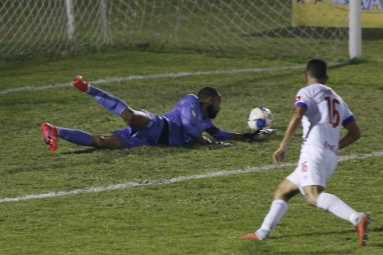 Edrick Menjívar le detuvo todas las llegadas al Vida. El portero fue un ángel en la portería del Olimpia.