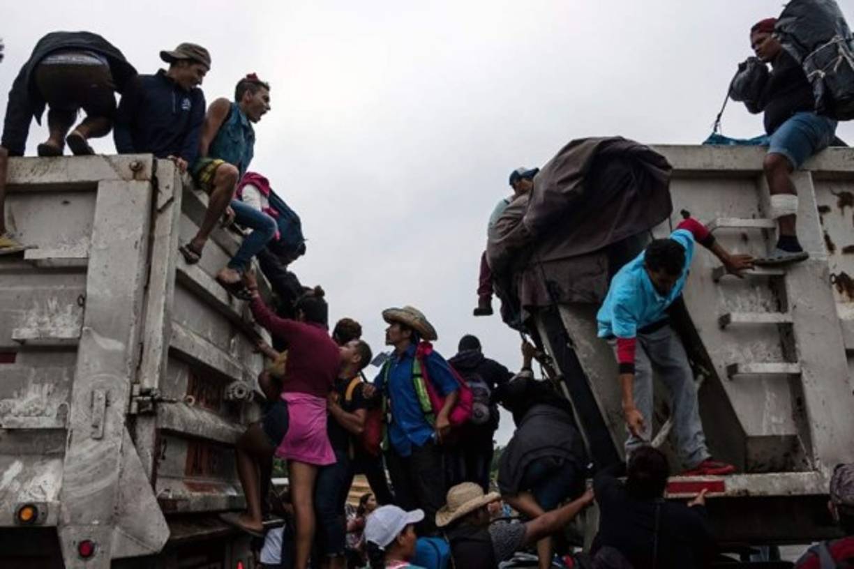 Los migrantes, en su mayoría hondureños, toman hoy un paseo en la carretera de camino a Isla, estado de Veracruz, México.