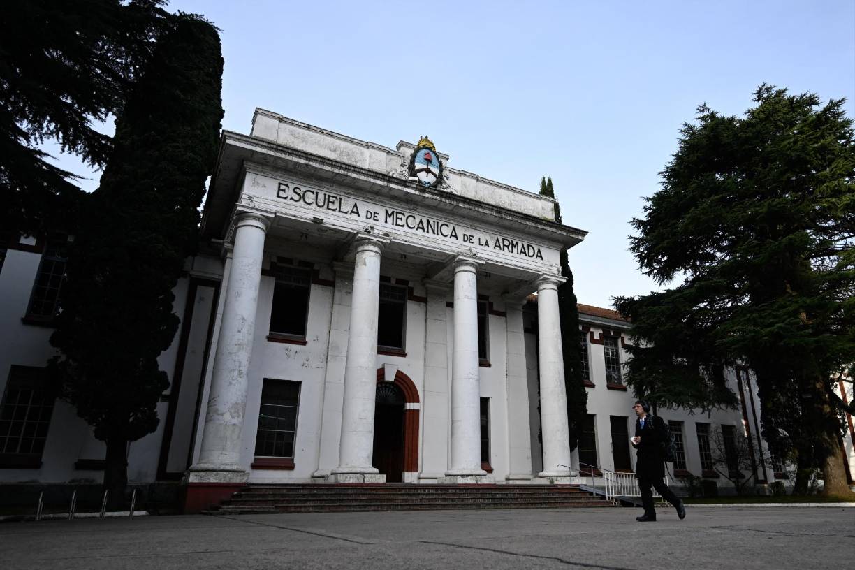 La antigua Escuela Superior de Mecánica de la Armada (ESMA), creada en 1928 para instruir a oficiales navales y marineros, fue el mayor campo de detención, tortura y exterminio operado por ex militares genocidas que aún hoy son juzgados por tribunales civiles (73 ya condenados, de 1,159 en todo el país).