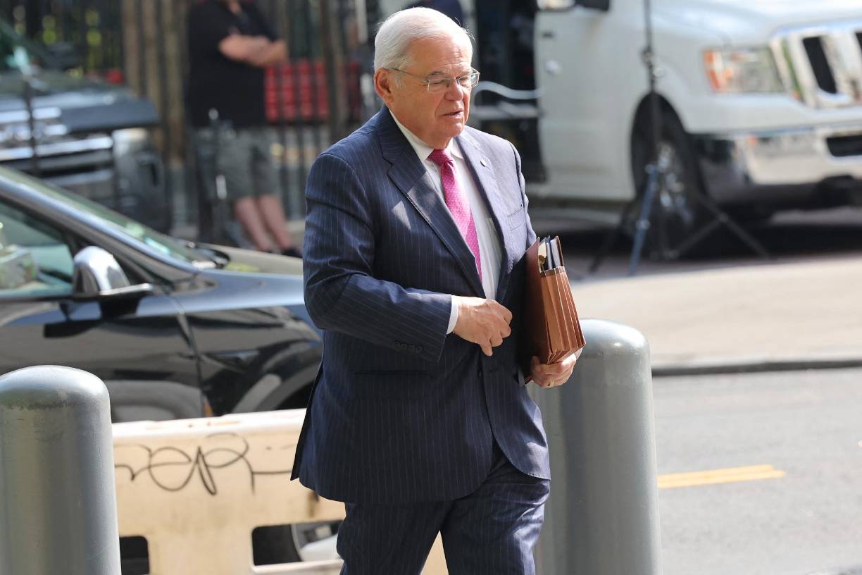 El que fuera todopoderoso presidente de la Comisión de Relaciones Exteriores del Senado, cargo que dejó al ser inculpado, y también uno de los pesos pesados del Partido Demócrata, está acusado de 18 cargos por soborno, fraude, extorsión, obstrucción a la justicia y de recibir pagos para actuar como agente extranjero de los gobiernos de Egipto y Catar.