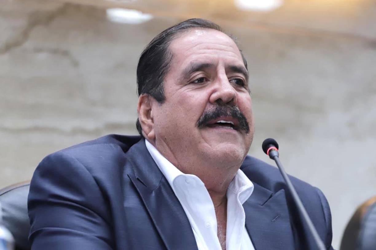 “He venido a ponerme a la orden de la Justicia hondureña y también de la justicia internacional, voy a presentar mi renuncia como diputado y secretario del Congreso Nacional (Parlamento) para despojarme de cualquier tipo de blindaje que pueda tener y que se me investigue”, señaló Zelaya a periodistas después de comparecer ante el Ministerio Público (Fiscalía) de Honduras.