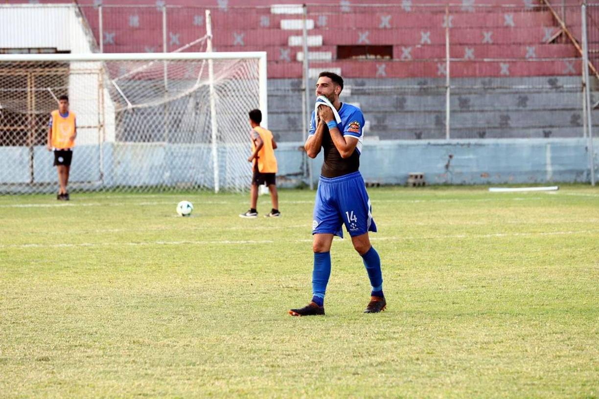 El defensa uruguayo del Victoria, Fabricio Silva, se lamenta luego de que se le escapara el triunfo ante Honduras Progreso.