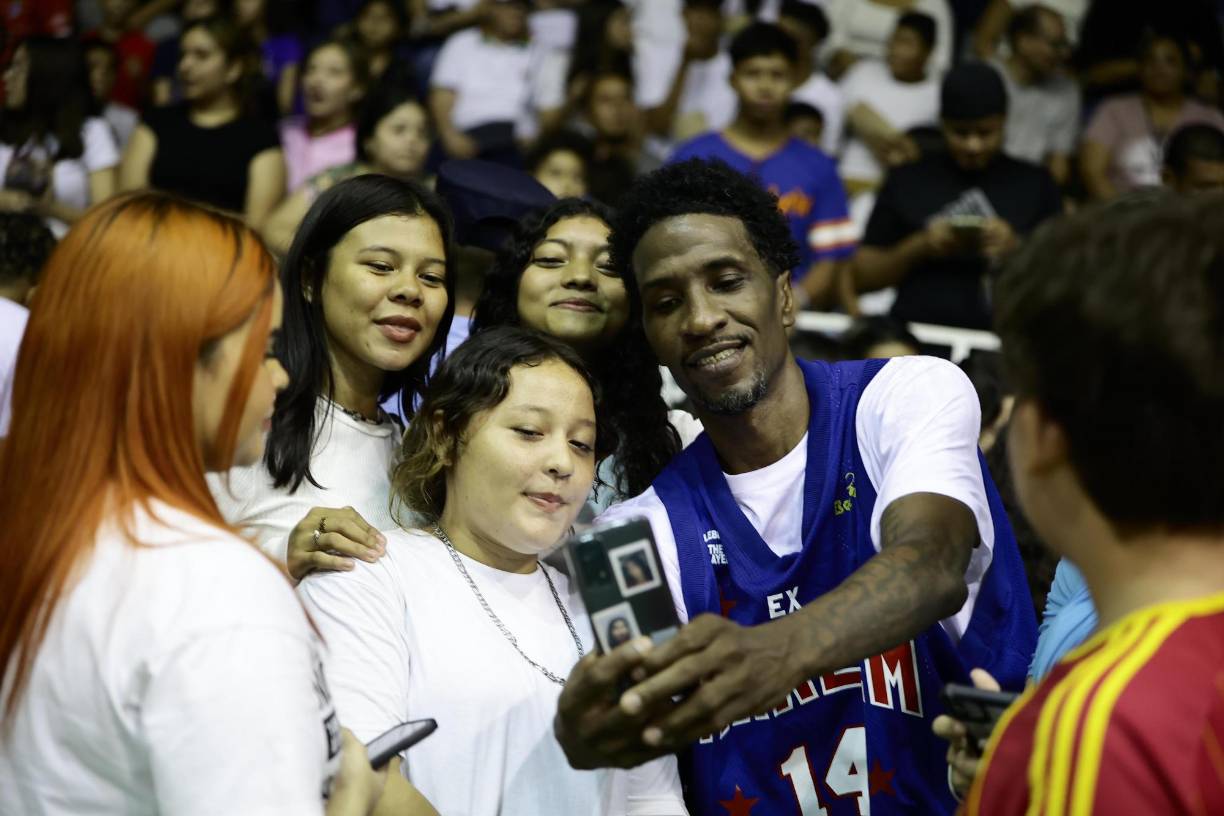 Aquí te mostramos otras de las mejores imágenes entre los exjugadores de baloncesto y los aficionados catrachos.s