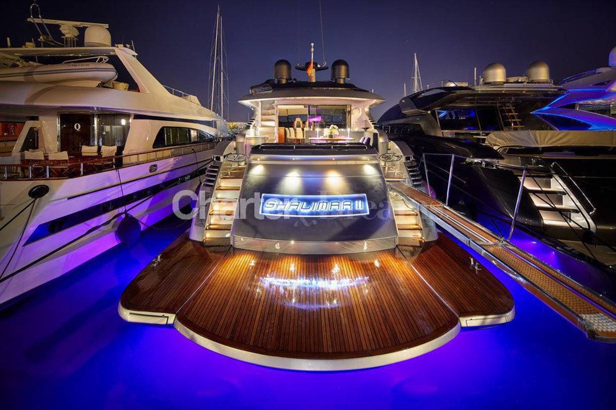 “Ofrece suntuosos espacios interiores y exteriores gracias a su armonioso diseño y a sus innovadoras soluciones en términos de espacio. La cubierta principal alberga un luminoso salón equipado con un amplio sofá de cuero blanco y un elegante comedor donde los huéspedes pueden socializar y entretenerse con la familia y los amigos”, puntualiza el portal que promociona el yate de lujo.