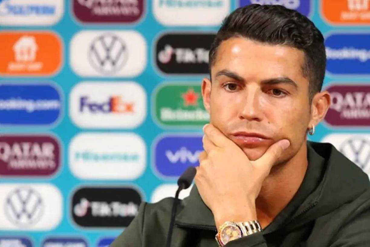 Precisamente Cristiano Ronaldo llevó ese mismo reloj en la famosa rueda de prensa de la Eurocopa 2020, cuando el astro portugués apartó dos botellas den refresco y dijo ‘agua’. 