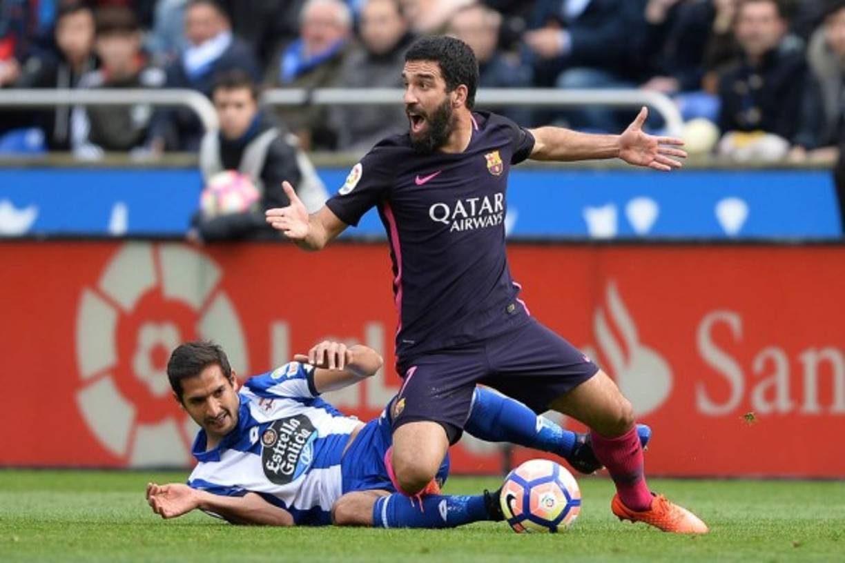 Arda Turan: El volante turco no entra en los planes para Lionel Messi por lo que habría solicitado que no siguiera en el club en la próxima campaña.