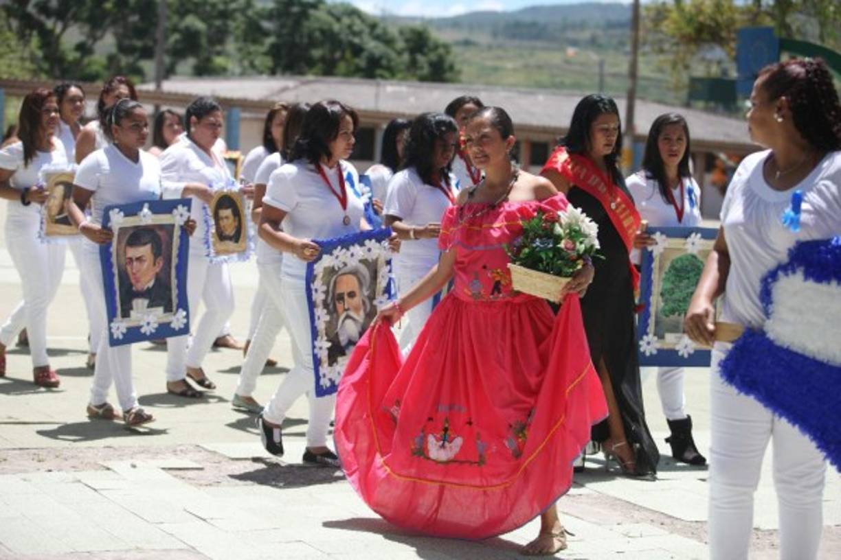 Los próceres nacionales fueron honrados también por las reclusas.