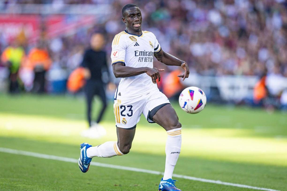 Ferland Mendy: El lateral francés ha estado plagado de lesiones en las últimas temporadas, lo que ha limitado su contribución al equipo. Además, se ha especulado sobre la posible llegada de Alphonso Davies al Real Madrid, lo que podría aumentar la competencia en su posición y dificultar aún más su tiempo de juego. Sin embargo, Mendy parece no estar dispuesto a aceptar ofertas para abandonar el club blanco, planteando un desafío para la directiva y el cuerpo técnico.