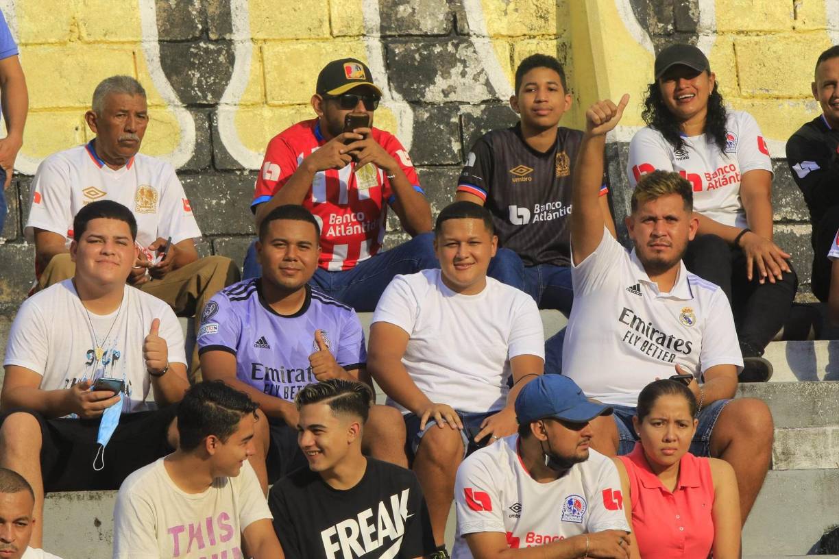 Los fanáticos del Olimpia demostrando su apoyo en las graderías.
