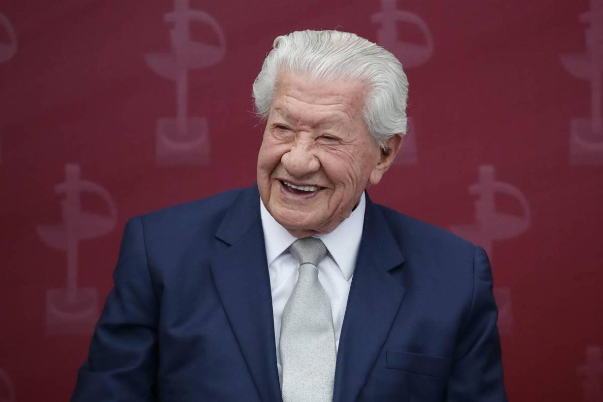 Ignacio López Tarso (11 de marzo): El primer actor mexicano Ignacio López Tarso falleció a los 98 años. Con una carrera que abarcó más de siete décadas, López Tarso fue una figura emblemática del cine, teatro y televisión en México. Participó en más de 50 películas, incluyendo clásicos como “Macario” y “El hombre de papel”. Su legado en la actuación es inmenso, siendo reconocido con numerosos premios y homenajes a lo largo de su vida.