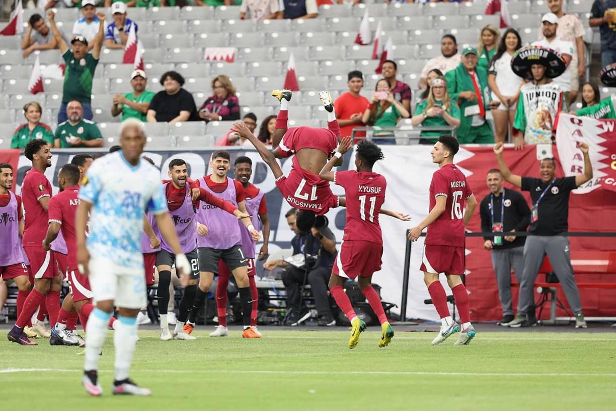 La acrobática celebración de Tameem Alabdulla tras abrir el marcador para Qatar 1-0 ante Honduras.