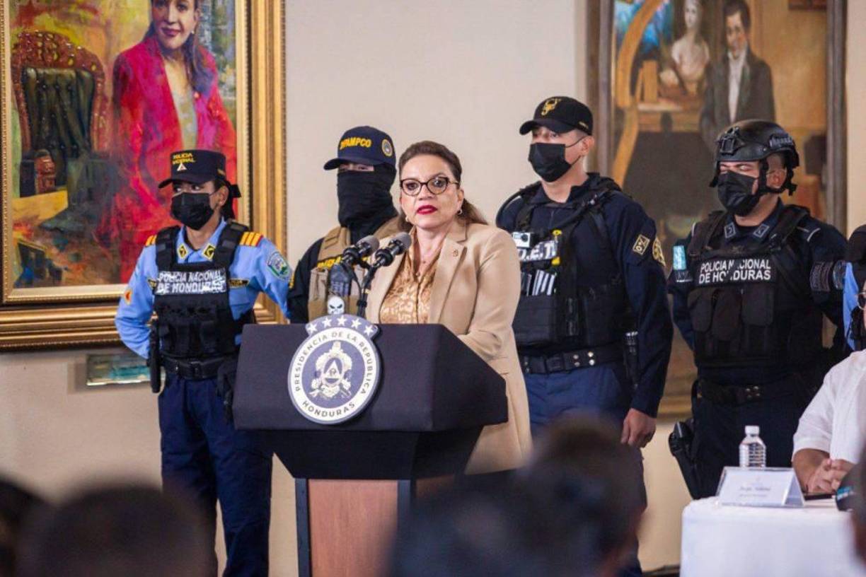 “Ordeno a <b>Conatel </b>controlar la venta de los chips para teléfonos, no se van a comercializar los chips sin el número de identidad”, dijo ella.