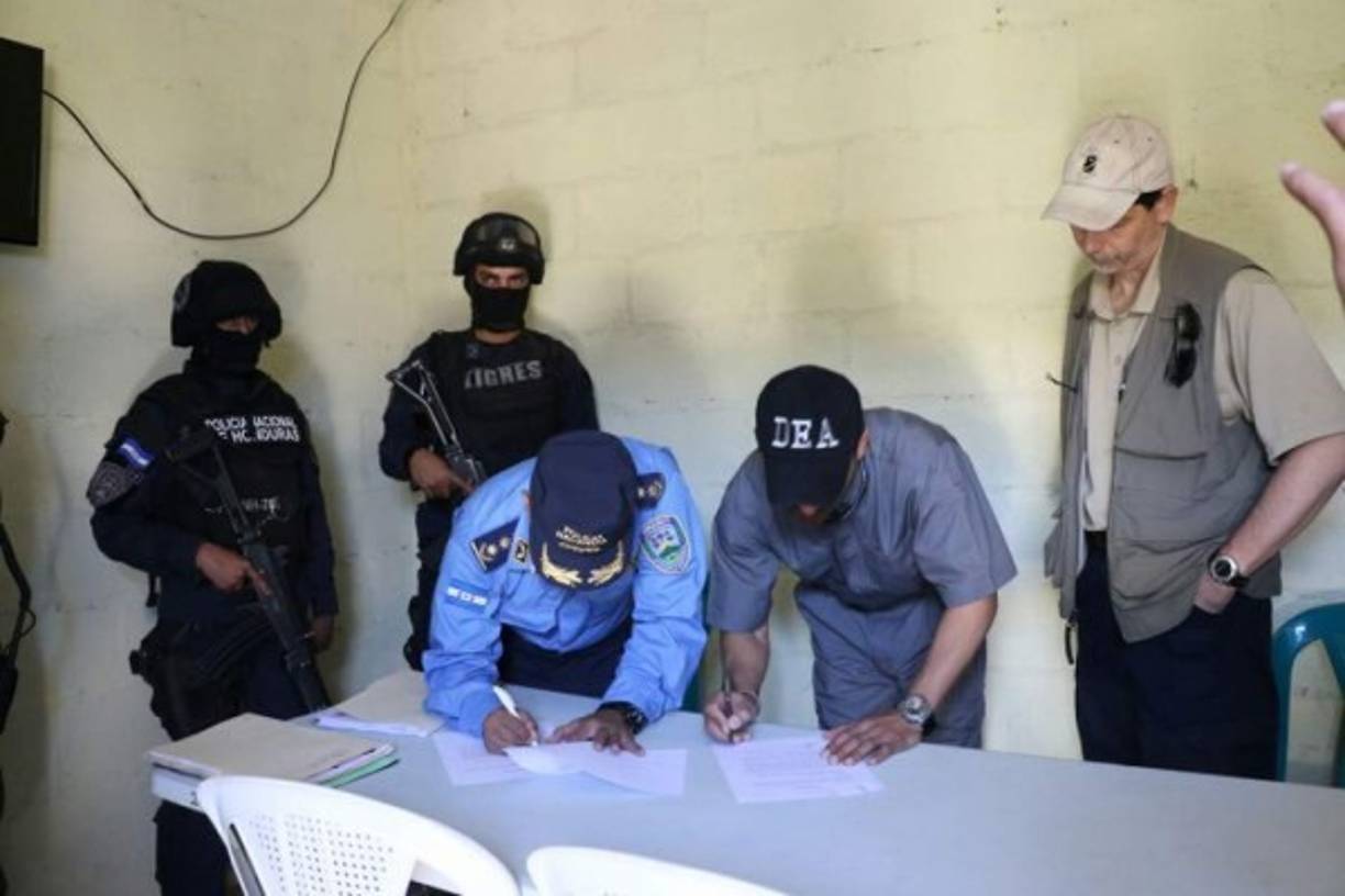 La Policía de Honduras y la DEA firman los documentos de entrega de los extraditables.