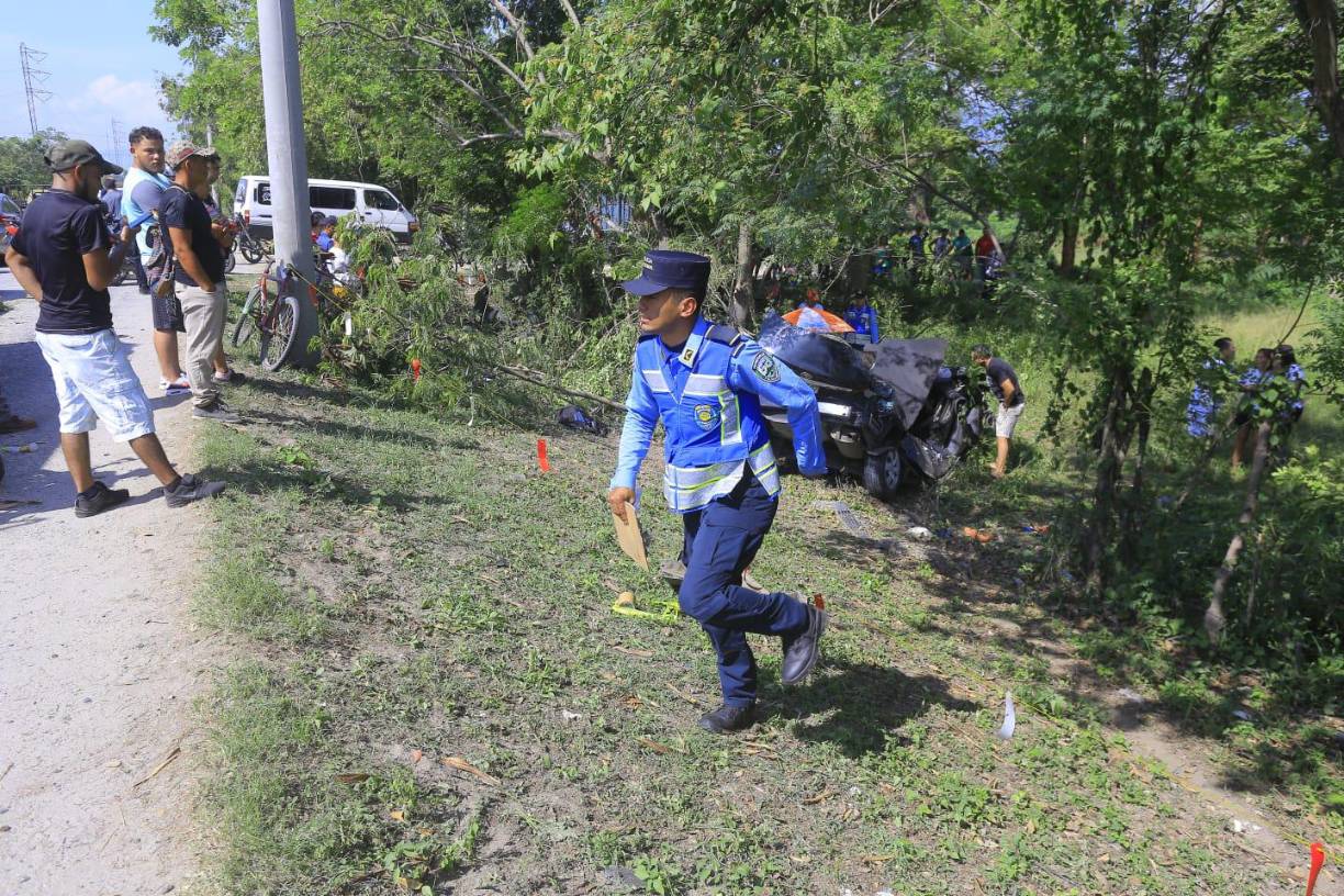 La Policía de Tránsito (DNVT) está en la zona para investigar las causas del accidente. 
