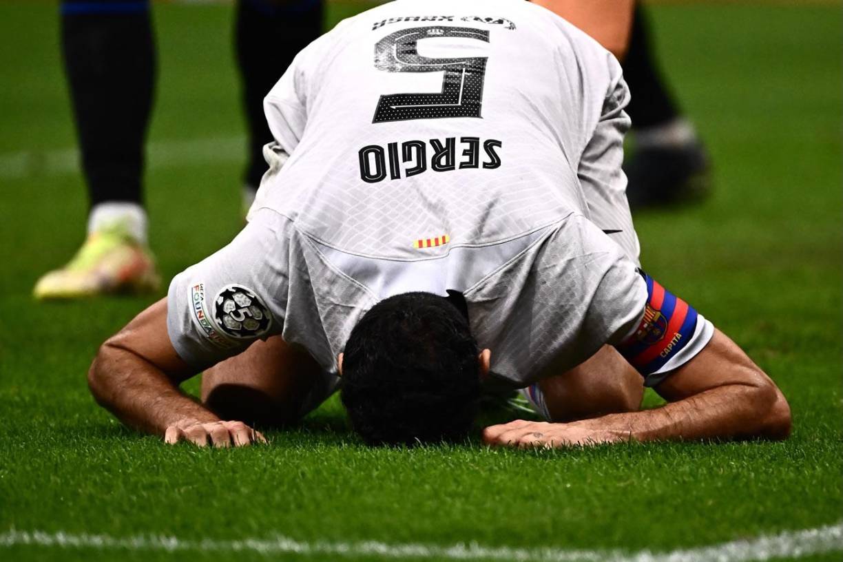 Sergio Busquets se duele en el suelo tras la dura entrada de Hakan Çalhanoglu.