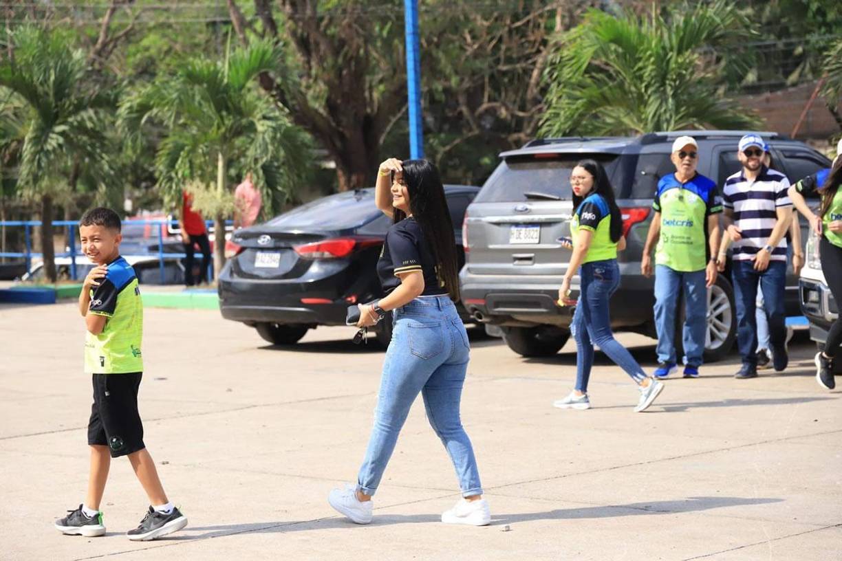 Stephanie Lobo se hizo viral en las redes sociales tras celebrar el gol de Cristian Cálix en el juego de ida. Fue captada por las cámaras de TV y ahora aparece en el estadio del Olancho.